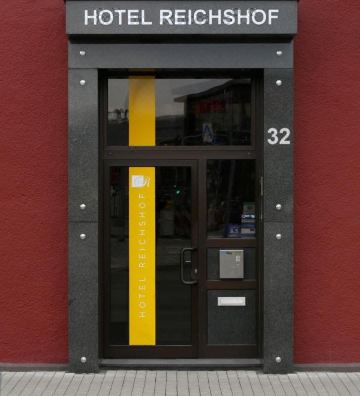 4. Hotel Re..