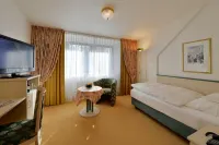 Hotel Spiegel فنادق في Rosrath