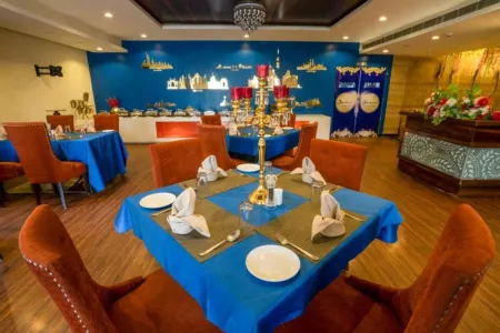 Hotel 5 Flowers Ananta Elite Отели рядом с достопримечательностью «Jagmandir Palace»