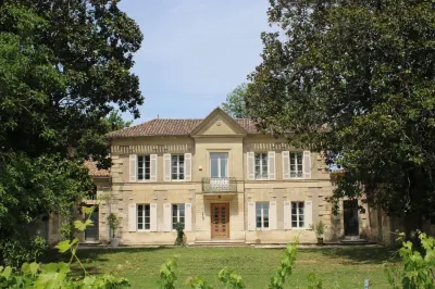 Malis Castéra Le petit château Hôtels à : Vignonet