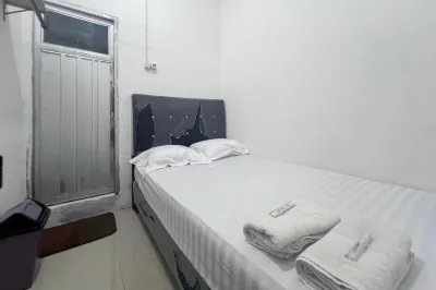 Penginapan Dheas Mitra RedDoorz Hotels near PIK 2 Indonesia Bergaya Eropa