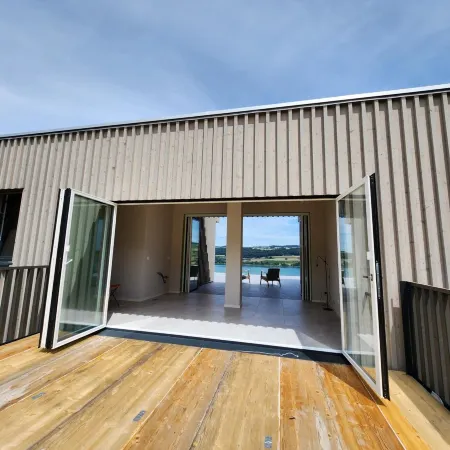 Lakeview Guest Rooms with Huge Rooftop Terrace