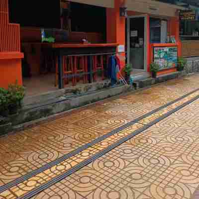 Voyagers Hostel Hotel Exterior