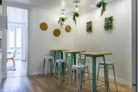 เดอะ คอลเลอร์ โฮสเทล