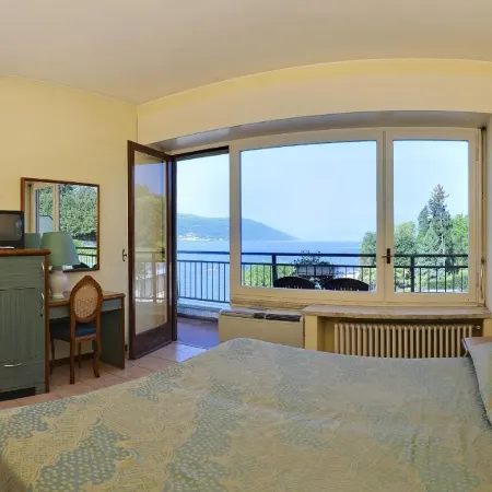 Hotel Europa Отели в г. Испра