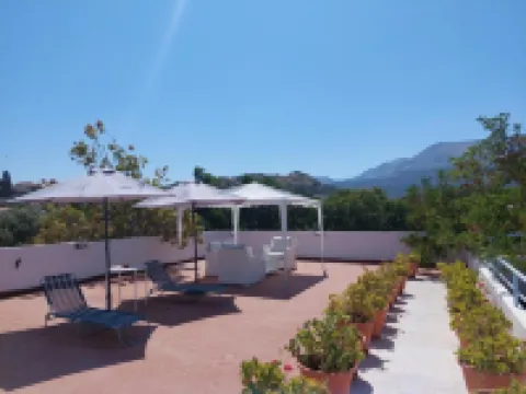 Seafront Studios and Apartments