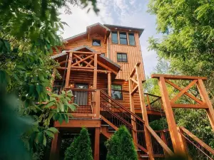 Skyview Treehouse by Amish Country Lodging
