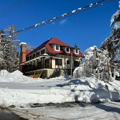 SamaSama Lodge Hakuba Hotels near GORYU SKI AREA TOP