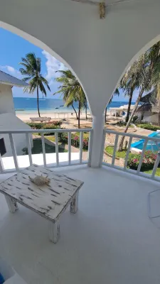 Kaleb's Beachfront Holiday Home - 4-Star