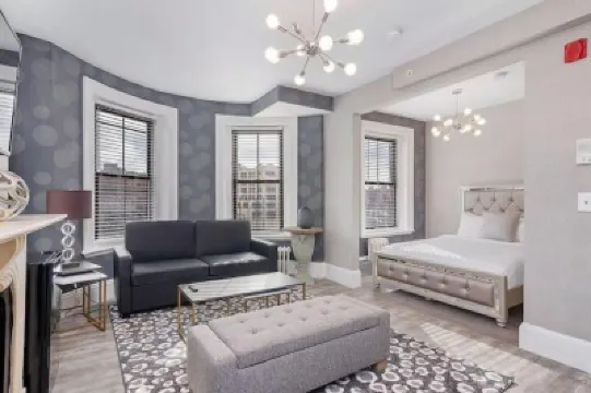 Premier Suites Bay Village Hotels near Chinatown