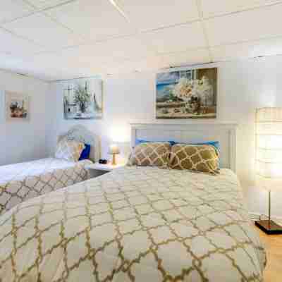 1 Ocean Fun Emerald Isle Apt, Steps to Beaches! Rooms