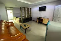 Chompoo Inn Hotels in Самфран