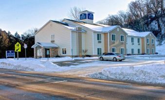 Cobblestone Inn & Suites - Durand