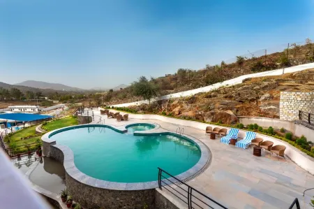 JüSTa Sajjangarh Resort & Spa, Udaipur Отели рядом с достопримечательностью «Fateh Sagar Lake»