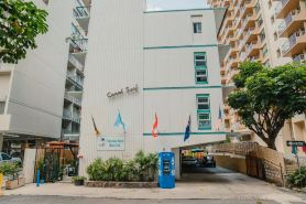 Polynesian Hostel Beach Club