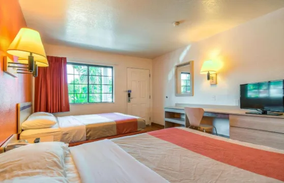 6號汽車旅館洛杉磯 - 波莫納