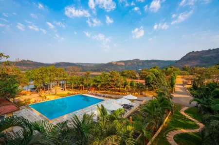 Zostel Plus Lonavala Отели в г. Джвханд Апати