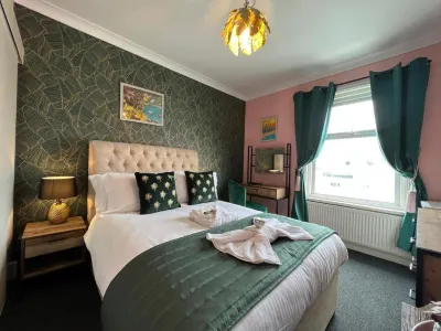 McGraths Hotel & Public Bar Hotel a 