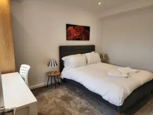 Hazel 1-Bedroom Flat, Parking, WiFi, Netflix, Prime Location