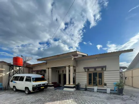 RedDoorz @ Balige Toba Samosir Отели в г. Toba Regency