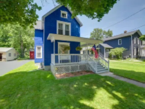 Fire Pit, BBQ & Yard: Family Home in Adrian Hotels in Adrian