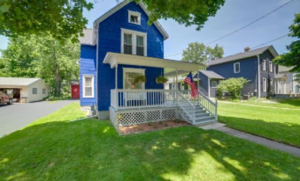 Fire Pit, BBQ & Yard: Family Home in Adrian