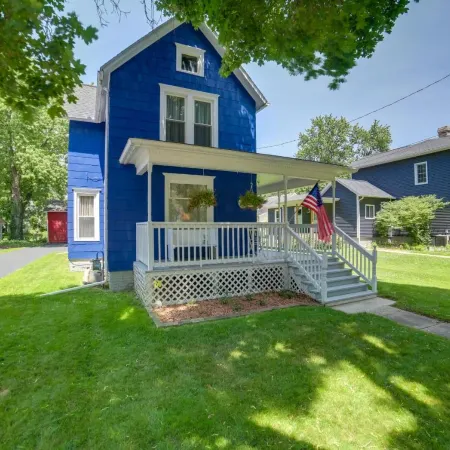 Fire Pit, BBQ & Yard: Family Home in Adrian