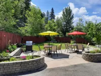 Alpen Motel Отели рядом с достопримечательностью «Radium Splash Park»