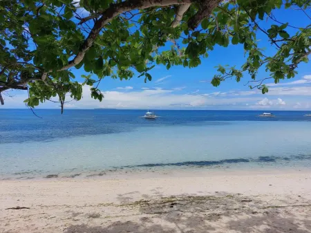 Yuken Mari Beach Resort Panglao Отели рядом с достопримечательностью «Либаонг Уайт Бич»