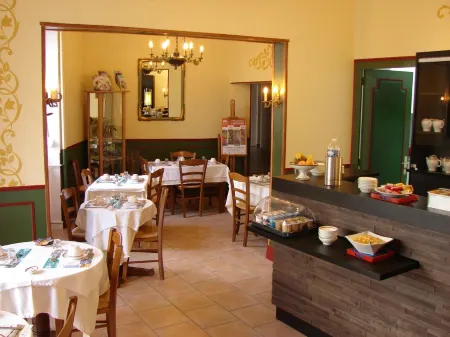 Hotel Iena Отели рядом с достопримечательностью «Ancien couvent de la Baumette»