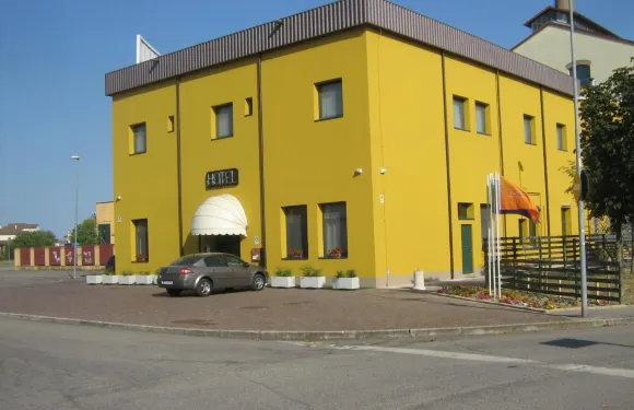 荷斯特里西米尼拉酒店