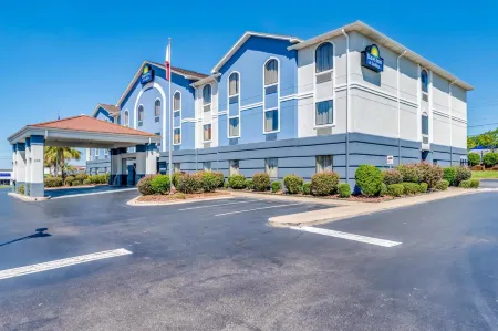 Days Inn & Suites by Wyndham Prattville-Montgomery Отели в г. Отога