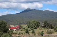 Cherry Top Farmstay - Boutique Eco Village Hotels in Lilydale
