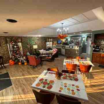 Super 8 by Wyndham Kingston Dining/Meeting Rooms