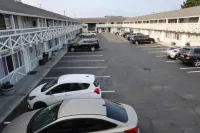 Global Inn - parking