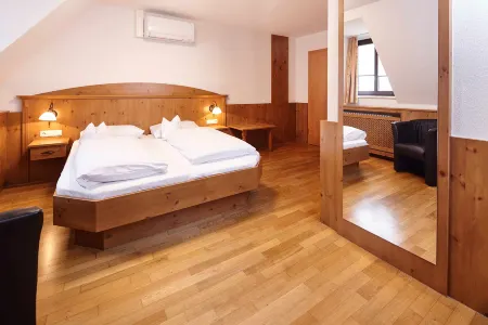 Hotel Zu Den Drei Kronen Отели в г. Дайтинг