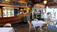 Anchorage Seafront Hotel - bar