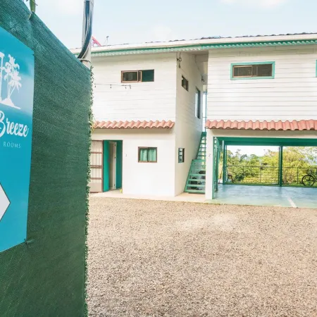 Ocean's Breeze Apartment and Rooms Отели в г. Коклес