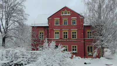 Wein-Hotel Auberge Mistral فنادق في Neuklingenberg