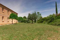 Le Mas de Gaujac Hotel dekat Chateau Grand Moulin