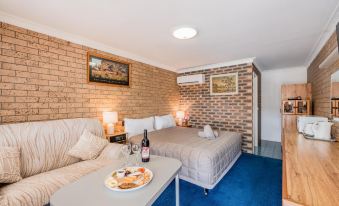 Settlers Motor Inn