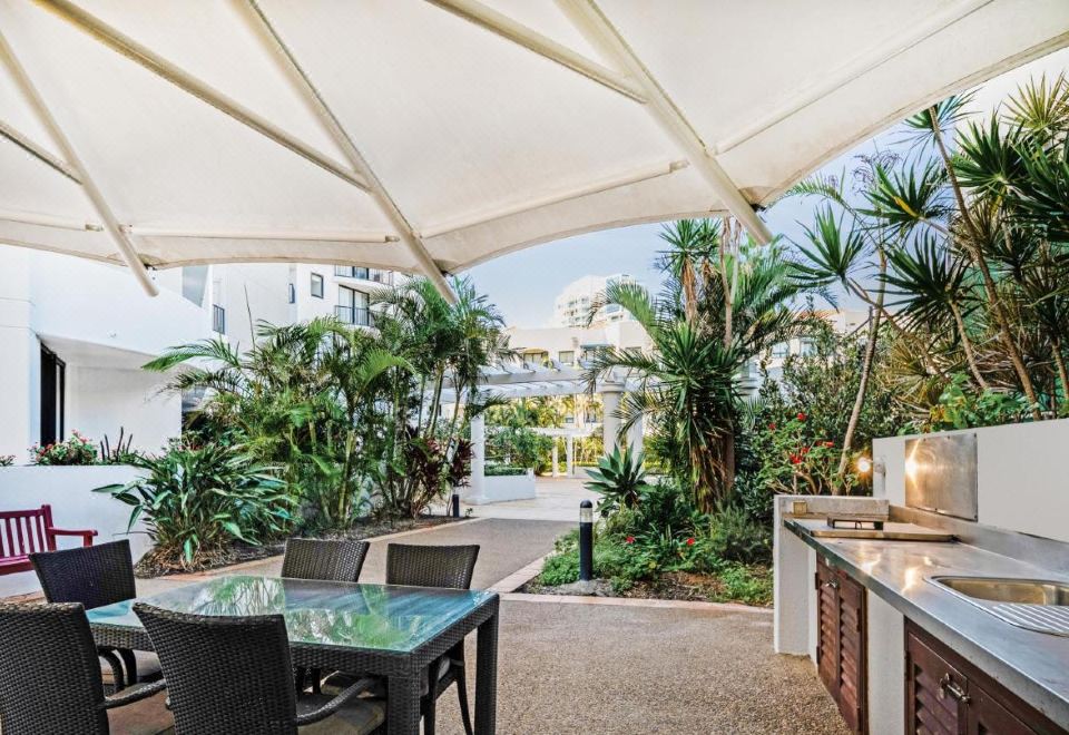 Mantra Coolangatta Beach HotelOver view