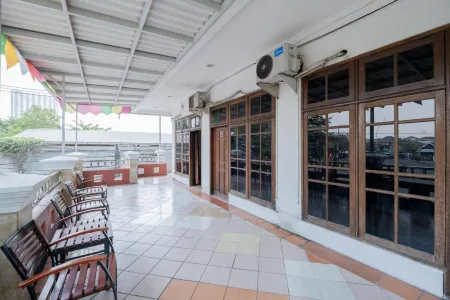 RedDoorz Plus @ Gunungsari Surabaya