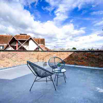 Hybrid Resi - Uxbridge, On-site car or van parking, near London Heathrow Airport Others