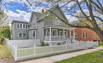 Spacious Oak Park Home, 11 Mi to Downtown Chicago!