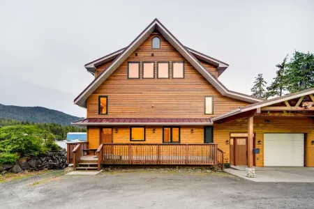 Ketchikan Apt - Walk to Refuge Cove Beach!