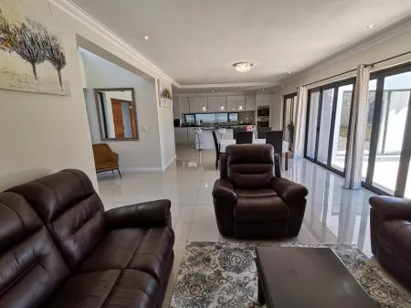 LND GUEST HOUSE Отели в г. Блубергстранд