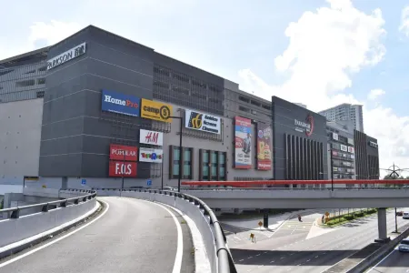 Paradigm Residence by RR JBcity Отели в г. Тебрау