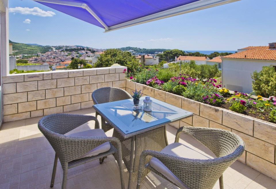 Violeta Hvar - Housity