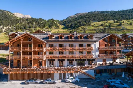 Le Chalet Blanc Hôtel & Spa Отели рядом с достопримечательностью «Montgenevre Ski Resort»
